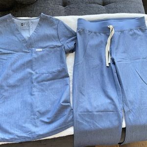 FIGS SCRUB SET XXS CATARINA TOP AND XS BOTTOMS